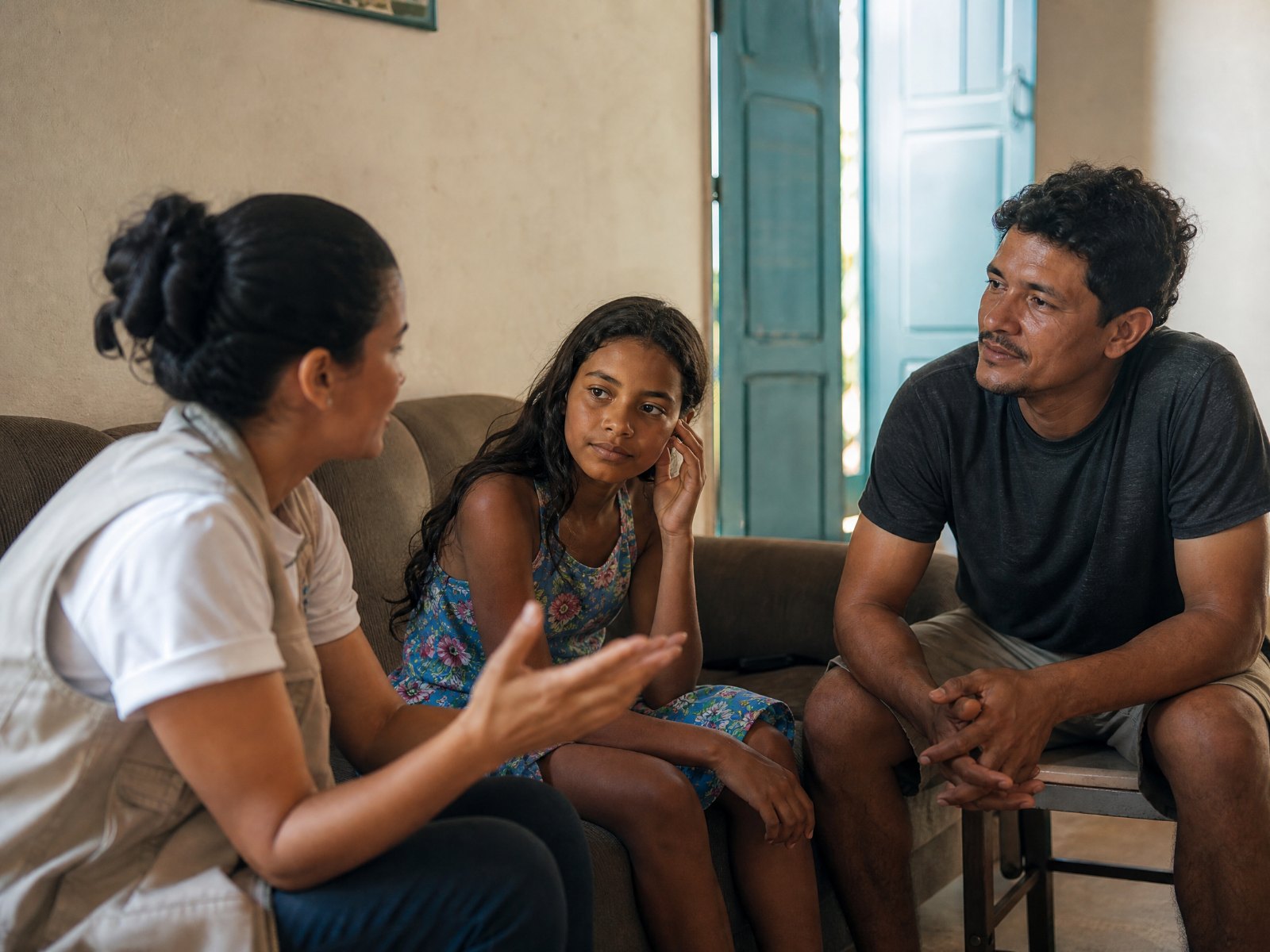 A equipe vai até a família e escuta a situação de perto.